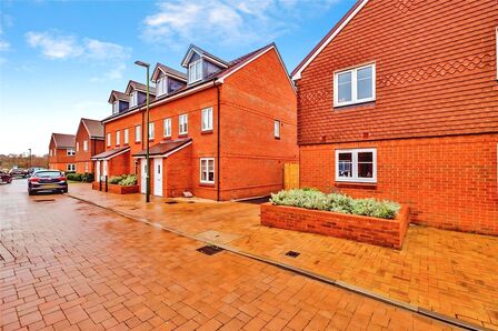 Daisy Road, 3 bedroom Semi Detached House to rent, £1,550 pcm