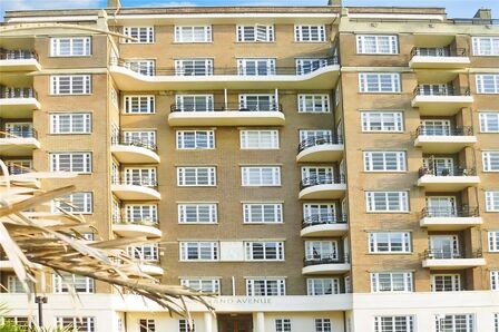 Grand Avenue, 3 bedroom Flat to rent, &pound;2,250 pcm