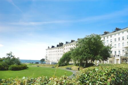 Adelaide Crescent, 1 bedroom Flat to rent, &pound;1,100 pcm