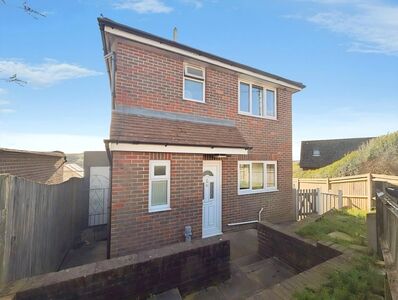 Kenilworth Close, 3 bedroom Detached House to rent, &pound;2,000 pcm