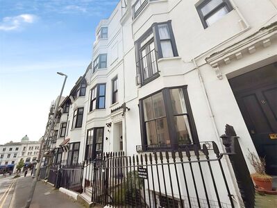 Queen Square, 1 bedroom Flat to rent, &pound;1,350 pcm