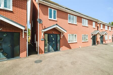 3 bedroom Mid Terrace House for sale