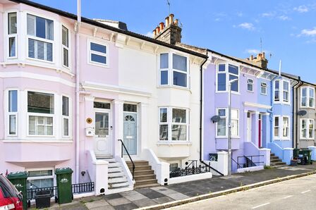 4 bedroom Mid Terrace House for sale