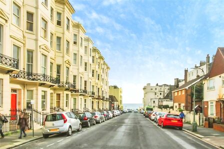 Holland Road, 2 bedroom Flat to rent, &pound;1,400 pcm
