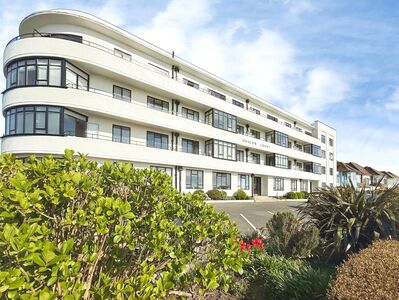 Brighton Road, 3 bedroom Flat for sale, &pound;150,000