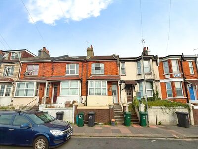 4 bedroom Mid Terrace Flat to rent