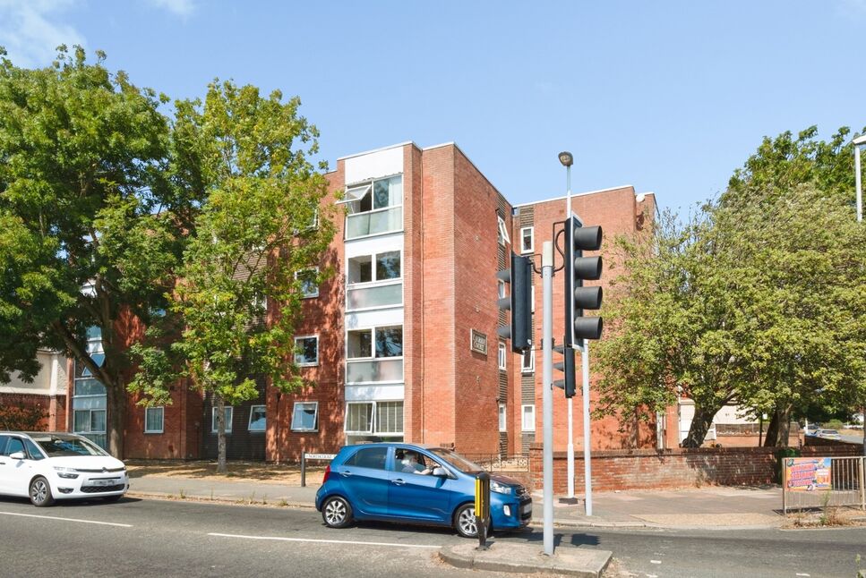2 bedroom Flat for sale