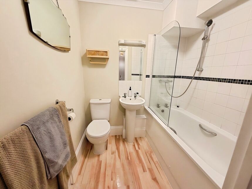 Bathroom: 1.93m x 1.64m (6'4" x 5'5")
