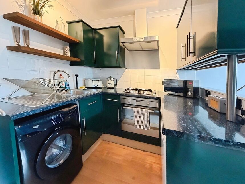 Kitchen / Lounge: 4.83m x 3.70m (15'10" x 12'2")