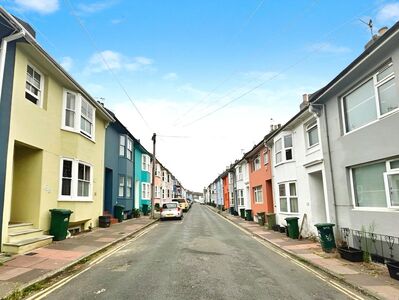Southampton Street, 3 bedroom Mid Terrace House to rent, &pound;1,750 pcm