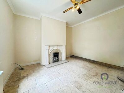 Store Street, 2 bedroom Mid Terrace House to rent, £800 pcm