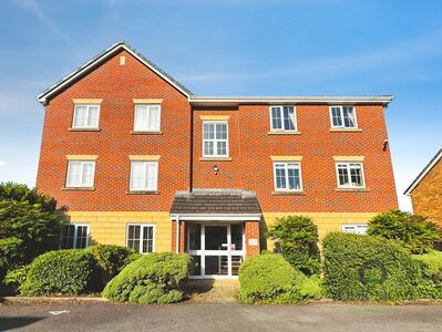 Gladstone Close, 2 bedroom Flat for sale, &pound;130,000
