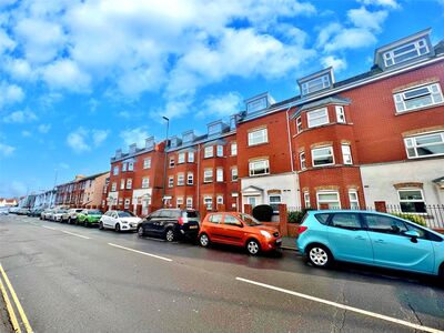 Flat 4 Regis Gate 12-28 Longford Ro, 1 bedroom  Flat to rent, £850 pcm