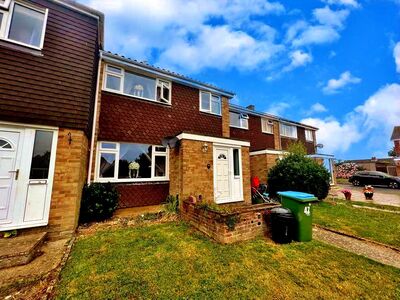 Kings Drive, 3 bedroom Mid Terrace House to rent, &pound;1,500 pcm