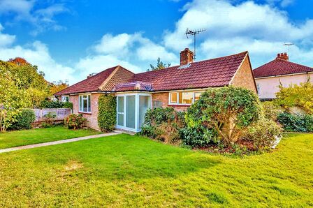 Walnut Avenue, 2 bedroom Semi Detached Bungalow to rent, £1,450 pcm