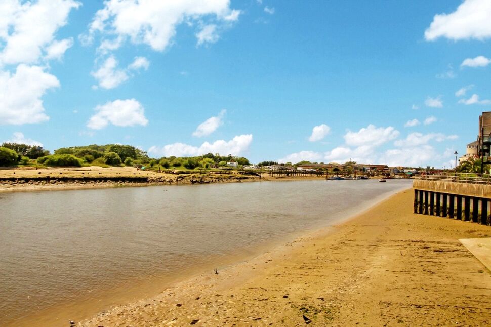 2 bedroom Flat for sale, Pier Road, Littlehampton, BN17 £300,000