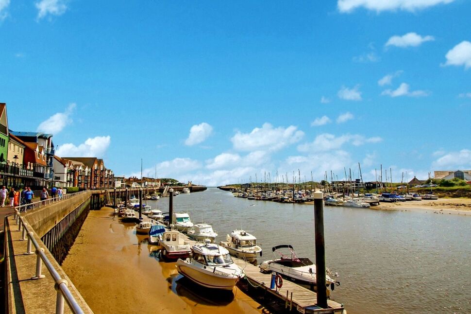 2 bedroom Flat for sale, Pier Road, Littlehampton, BN17 £300,000