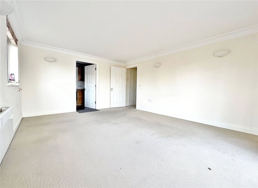 2 bedroom Flat for sale, Pier Road, Littlehampton, BN17 £300,000