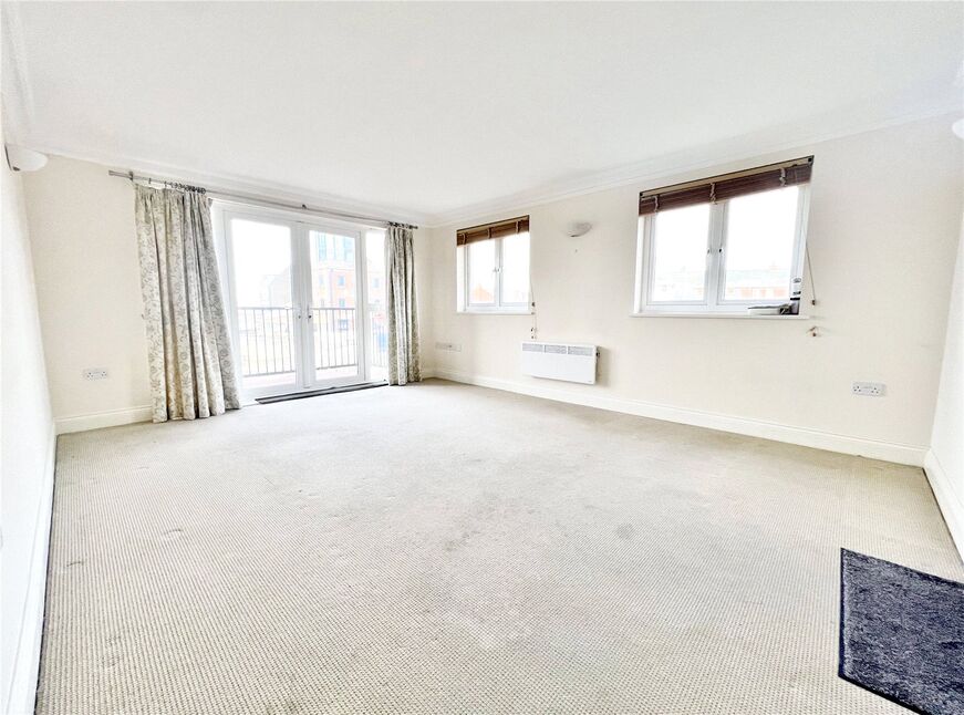 2 bedroom Flat for sale, Pier Road, Littlehampton, BN17 £300,000