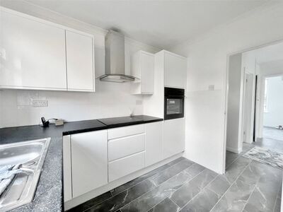 Highfield Gardens, 2 bedroom  Flat for sale, £200,000