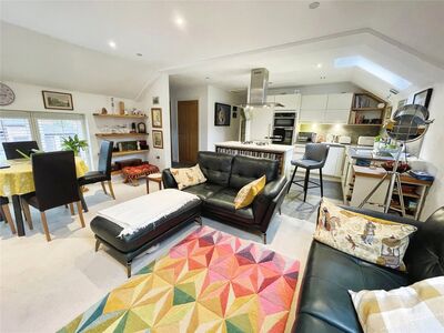 Runcton Lane, 2 bedroom  Flat for sale, £280,000