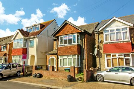 Longford Road, 2 bedroom  Flat for sale, £185,000