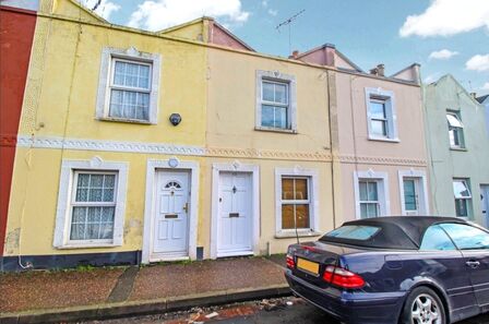 2 bedroom Mid Terrace House for sale