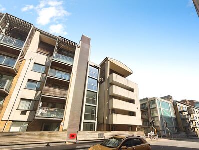 Fleet Street, 3 bedroom Flat to rent, &pound;2,400 pcm