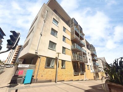 Fleet Street, 3 bedroom Flat to rent, &pound;2,350 pcm