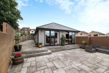 Beechwood Close, 2 bedroom Detached Bungalow to rent, £1,575 pcm