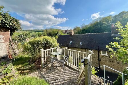 2 bedroom Mid Terrace House for sale