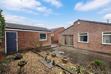 Oakhurst Close, 3 bedroom Detached Bungalow for sale, &pound;300,000