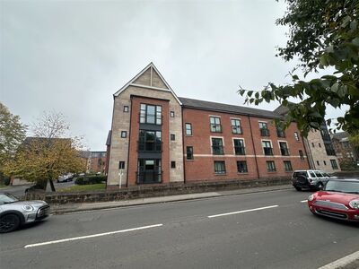 Pennine Place, 2 bedroom  Flat to rent, £800 pcm