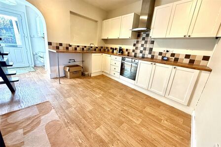 2 bedroom Mid Terrace House for sale