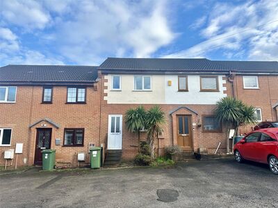 High Street, 3 bedroom Mid Terrace House to rent, &pound;895 pcm