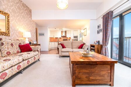 2 bedroom Flat for sale