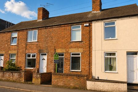 2 bedroom Mid Terrace House for sale