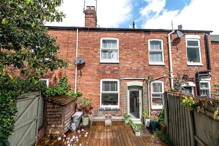 2 bedroom Mid Terrace House for sale