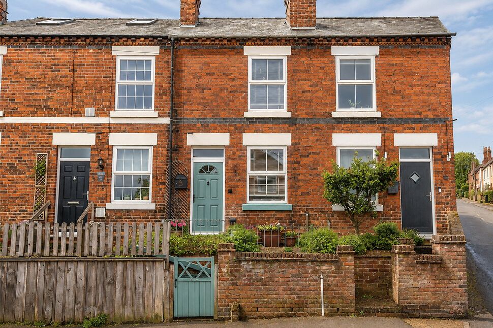 2 bedroom Mid Terrace House for sale