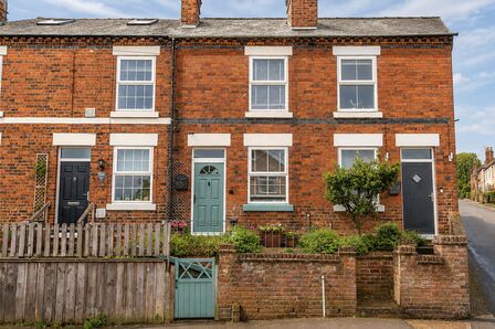 2 bedroom Mid Terrace House for sale