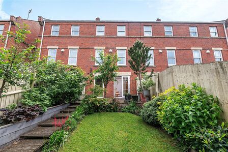 4 bedroom Mid Terrace House for sale