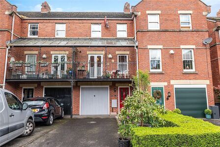 4 bedroom Mid Terrace House for sale