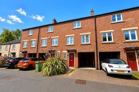3 bedroom Mid Terrace House for sale