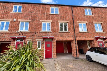 3 bedroom Mid Terrace House for sale