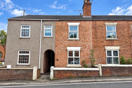 2 bedroom Mid Terrace House for sale