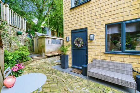 2 bedroom End Terrace House for sale