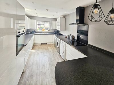 Bolton Road, 4 bedroom Mid Terrace House for sale, £270,000