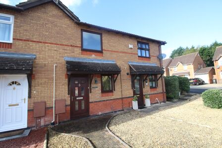 Meadow Road, 2 bedroom Mid Terrace House to rent, &pound;950 pcm