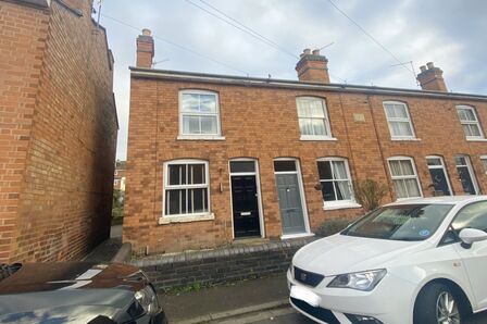 3 bedroom Mid Terrace House to rent