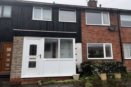 4 bedroom Mid Terrace House to rent